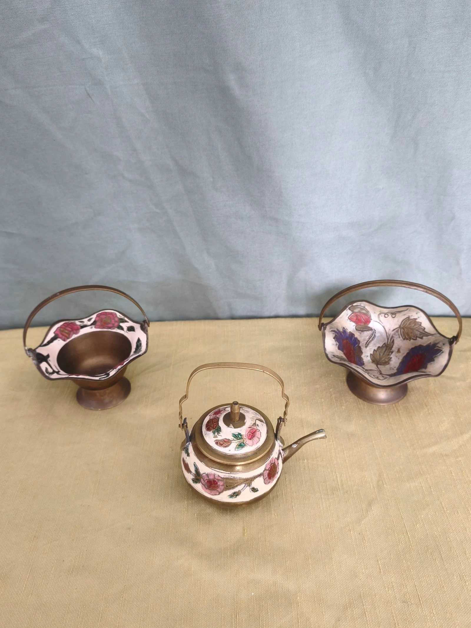 Conjunto decorativo com três peças meu miniaturas, incluindo uma chaleira e dois cestos